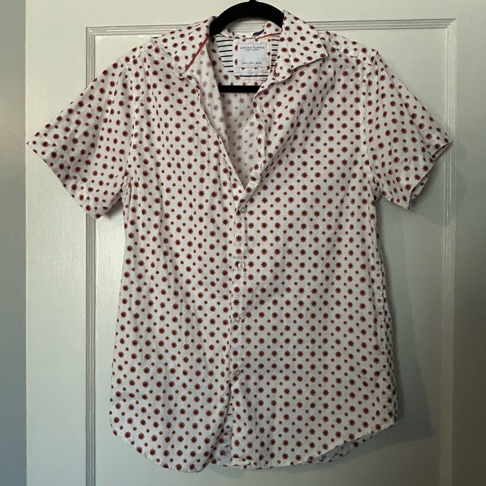 2/$22 ✨ white with simple floral detail short sleeve button down